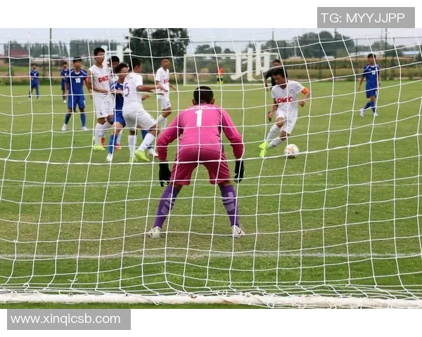 以球星踢足球头像为核心展现运动激情与竞技精神风采 以球星踢足球头像为核心展现运动激情与竞技精神风采